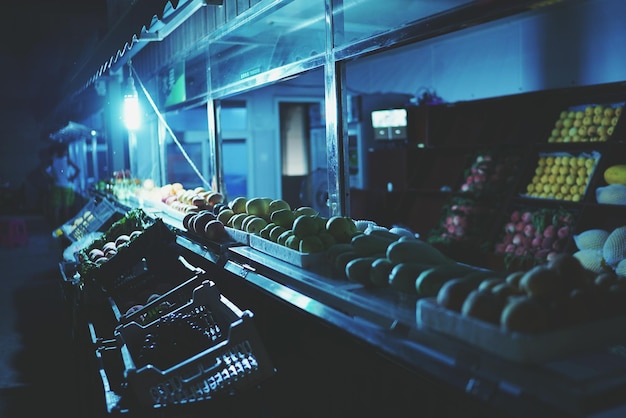 Player onboarding system with tutorial elements and progressive disclosure